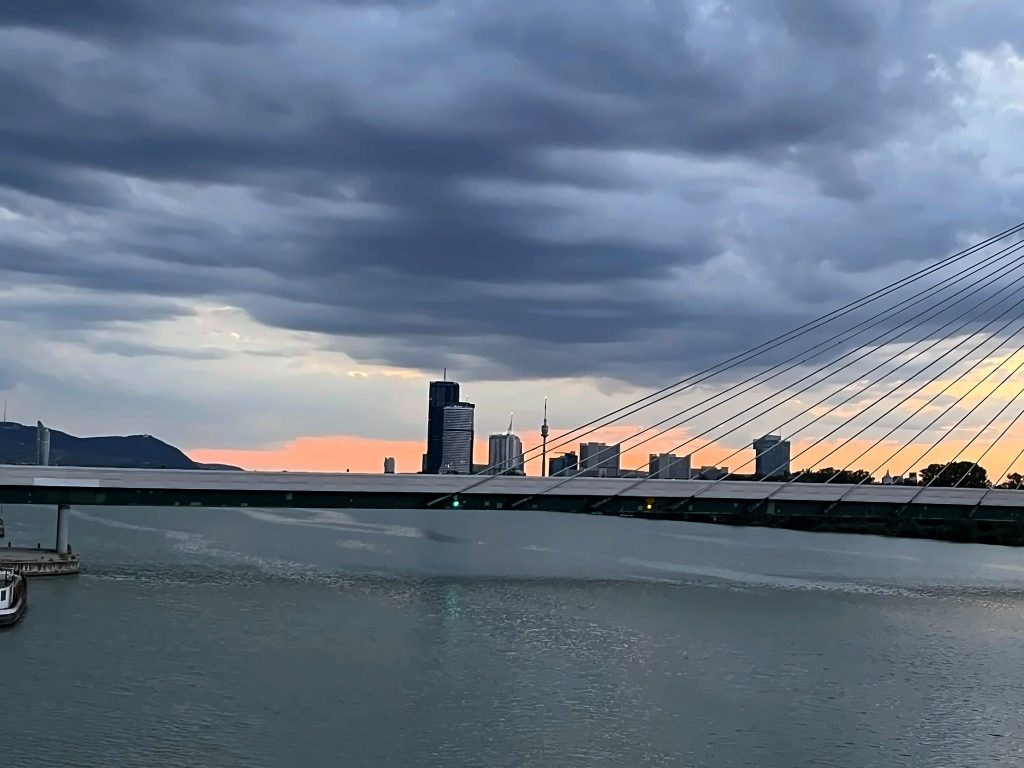 Brücke über der Donau, Wien