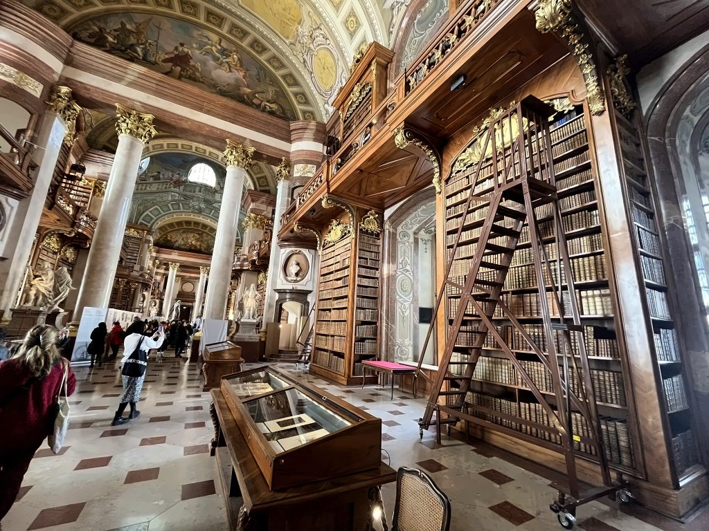 Bücherregale im Prunksaal der Nationalbibliothek in Wien.