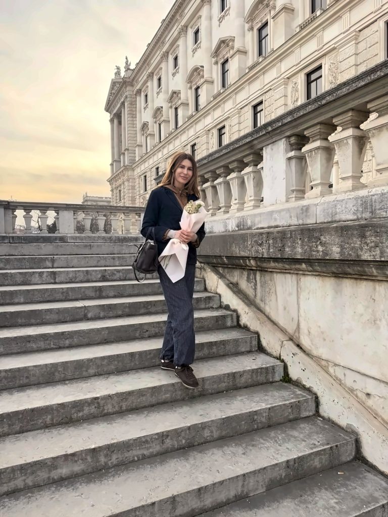 Neli im Burggarten Wien, im Hintergrund die Fassade der Neuen Burg